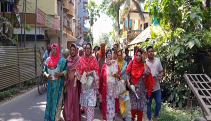 মূলাদীতি রাষ্ট্র কাঠামো মেরামতের ৩১ দফা ও ধানের শীষের লিফলেট বিতরণ করেন ড্যাব নেতা ডাঃ জাহানারা লাইজু।