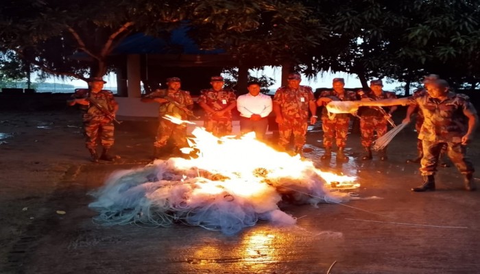 গোদাগাড়ী সীমান্তে জাটকা ইলিশ ও কারেন্ট জাল আটক