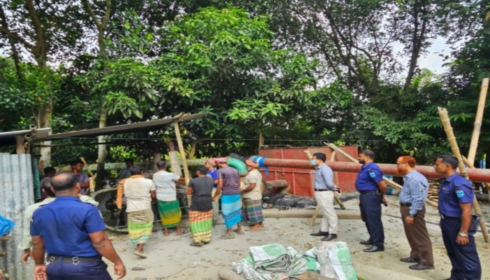 সিরাজদিখানে ভ্রাম্যমাণ আদালত ৩টি ড্রেজার বিকল ও বিপুল পরিমাণ ড্রেজিং পাইপ বিনষ্ট করেছে