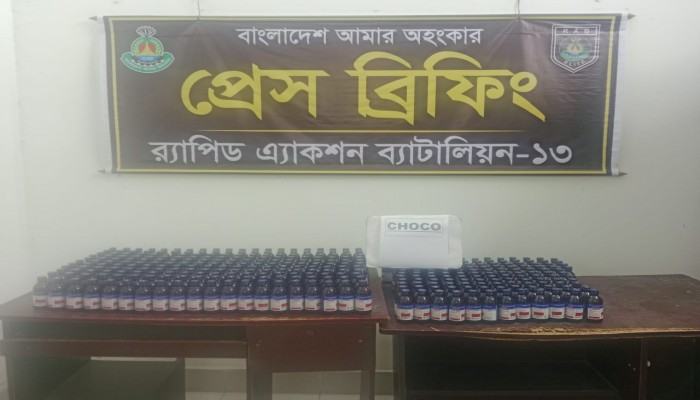 বিপুল পরিমাণে ফেনসিডিল জাতীয় মাদকদ্রব্য CHOCO+ জব্দ একজন নারীসহ ০৩ জন মাদক কারবারী গ্রেফতার।