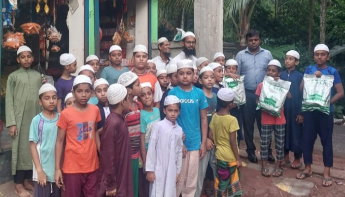 কাউখালীতে দুম্বার মাংস এতিমখানায় ও মাদ্রাসায় বিতরণ করেন উপজেলা নির্বাহী অফিসার স্বজল মোল্লা