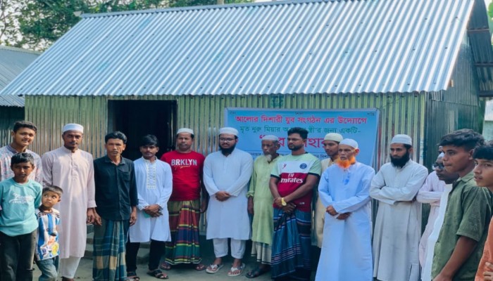 ‎অসহায় তশিলা খাতুনকে  ঘর নির্মাণ করে দিল আলোর দিশারী যুব সংগঠন। ‎