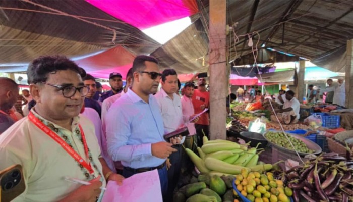 পাবনার সাঁথিয়ায় ক্যাবের সহযোগিতায় ধুলাউড়ি হাটে মোবাইল কোর্ট