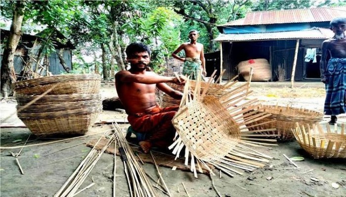 বাঁশের তৈরী সামগ্রীর চাহিদা কমে যাওয়ায় কটিয়াদী ডুলিকান্দা কারিগরদের দূর্দিন