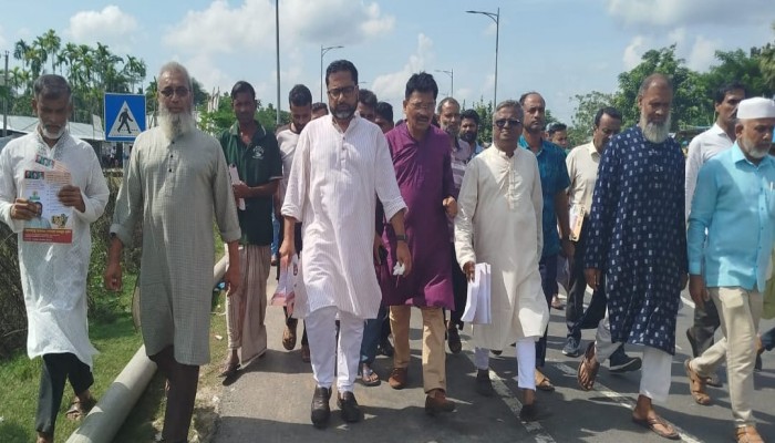কাউখালীতে মনোনয়ন প্রত্যাশী বিএনপির নেতা সোহেল মঞ্জুর সুমনের লিফলেট বিতরণ ও গণসংযোগ