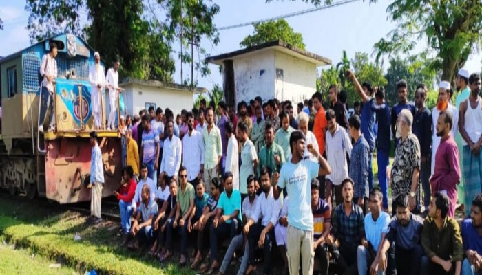 মনোনয়ন পরিবর্তনের দাবীতে গৌরীপুরে ট্রেন অবরোধ