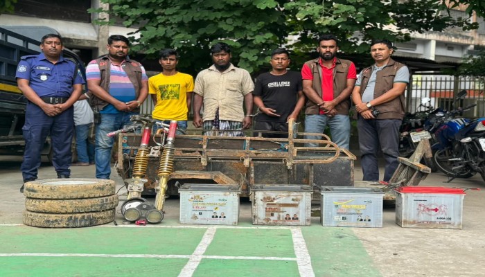 আমিরুল ইসলাম’কে হত্যা, অটো মিশুক গাড়ীর মালামাল উদ্ধারসহ ঘটনার সহিত জড়িত ০৩ জন আসামী গ্রেফতার