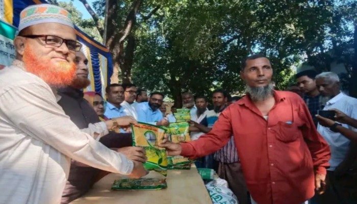 রানীশংকৈলে প্রান্তিক কৃষকদের মাঝে বিনামূল্যে সার ও বীজ বিতরন