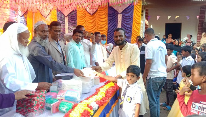 পঞ্চগড়ের মডেলহাট কিন্ডারগার্টেনে শিক্ষার্থীদের বৃত্তি সনদ ও পুরস্কার বিতরণ