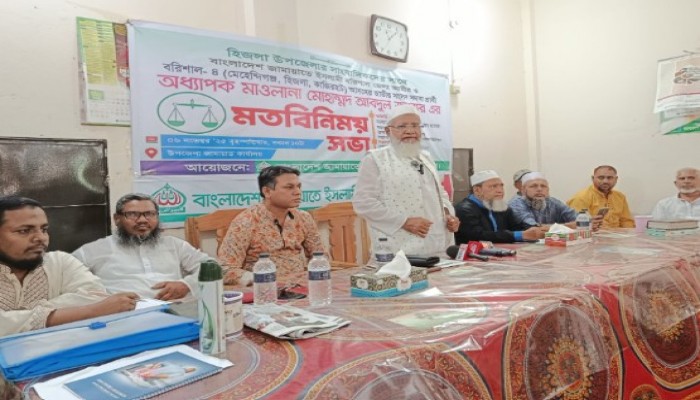 হিজলায় সাংবাদিকদের সাথে মতবিনিময় করলেন মাওলানা আবদুল জব্বার।