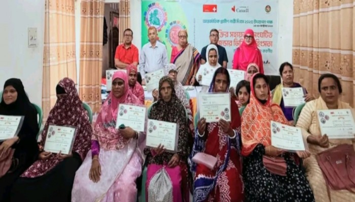 ময়মনসিংহে গ্রামীণ নারী দিবসে ১২ তৃণমূল নারীকে সম্মাননা