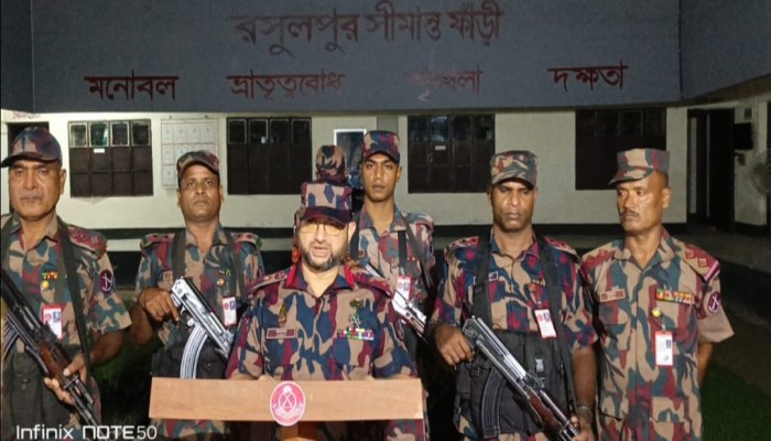 ফুলবাড়ীতে মানব পাচার কালে এক ভারতিয় নাগরিকসহ ৬ জনকে আটক করেছে ২৯ বিজিবি