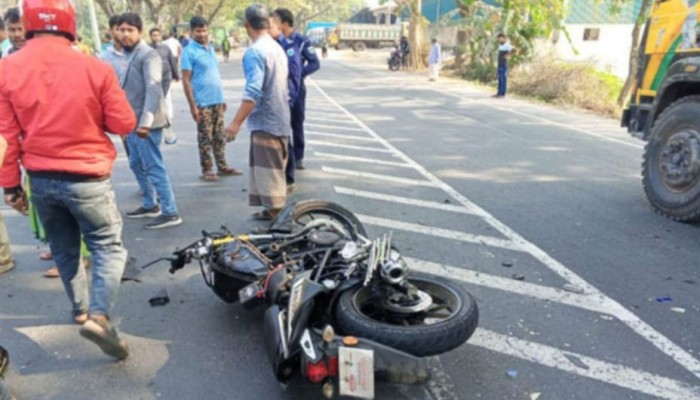 চারঘাটে ট্রাকের ধাক্কায় মোটরসাইকেল আরোহী বিএনপি’র তিন কর্মী নিহত