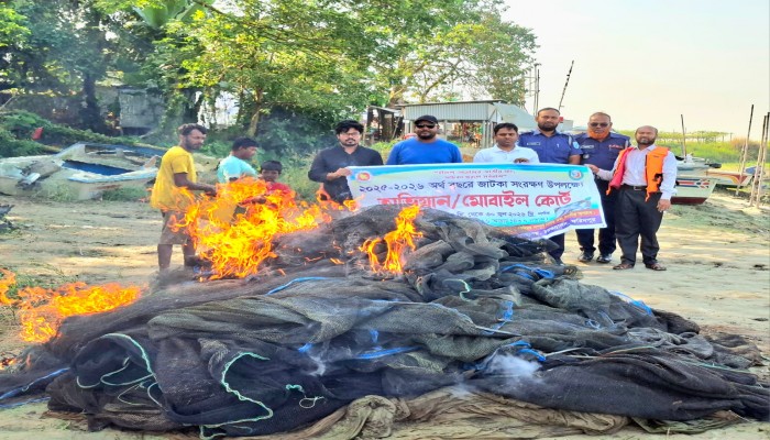 চরভদ্রাসনে পদ্মা নদীতে ৩টি আড়াআড়ি বাঁধ অপসারণ