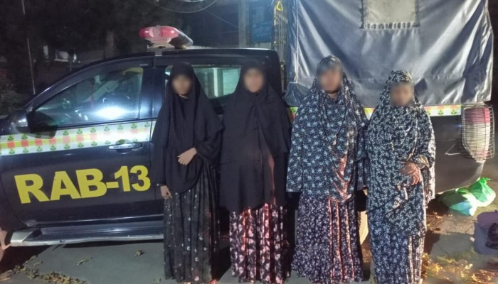 শরীরের সাথে বিশেষ কায়দায় মাদকদ্রব্য ফেনসিডিল বহন; ফেনসিডিলসহ ০৪ জন মহিলা মাদক ব্যবসায়ী গ্রেফতার।