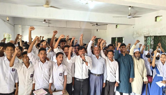 কুমিল্লায় নিরাপদ ইন্টারনেট ব্যবহারে শিক্ষার্থীদের অঙ্গীকার।