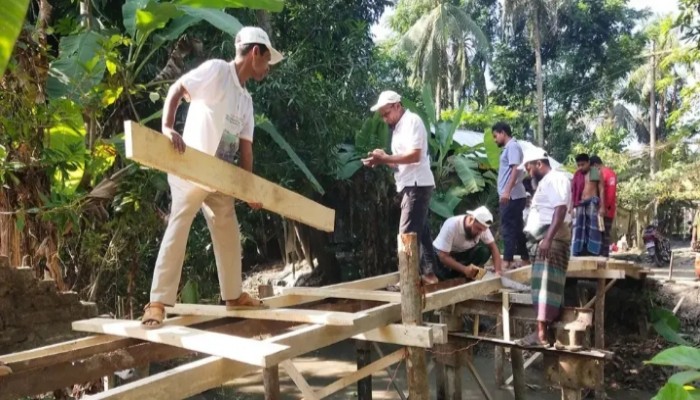 স্বরূপকাঠীতে স্বেচ্ছাশ্রমে ৩০ সেতু সংস্কার করে প্রশংসিত যুবসমাজ