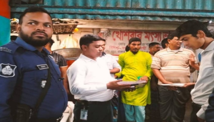 কুষ্টিয়ায় জেলিযুক্ত চিংড়ি বিক্রির দায়ে ৬ ব্যবসায়ীকে  জরিমানা