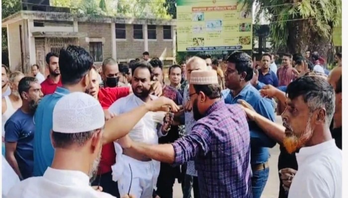 মানববন্ধন করতে গিয়ে  হামলার শিকার এনসিপির নেতৃবৃন্দ