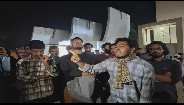 নিষিদ্ধ ঘোষিত আওয়ামীলীগের 'ঢাকা লকডাউন' ঘোষণার প্রতিবাদে কুবিতে বিক্ষোভ মিছিল