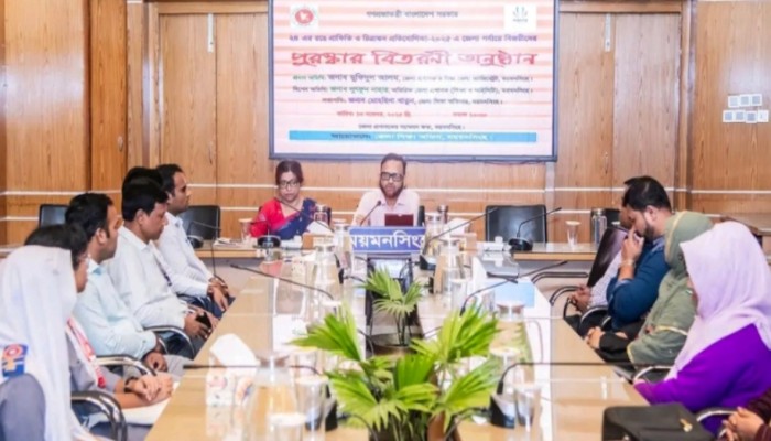 ২৪-এর রঙে গ্রাফিতি ও চিত্রাঙ্কন প্রতিযোগিতায় বিজয়ীদের পুরস্কার বিতরণ