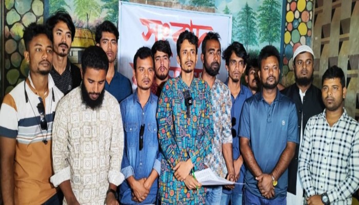 ক্রিকেটীয় ভঙ্গিতে রিভিউ আবেদনের মাধ্যমে সংবাদ সম্মেলন করে বহিষ্কারাদেশ প্রত্যাহার চাইলেন ছাত্রদল নেতারা