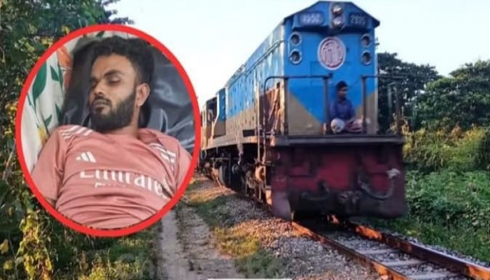 বোয়ালখালীতে কসকবাজারগামী ট্রেনের ছাদ থেকে পড়ে যুবক আহত