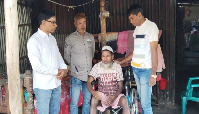 দৈনিক দেশ’মার পক্ষ থেকে অসহায়দের মাঝে হুইল চেয়ার বিতরণ