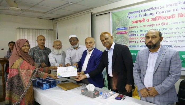 বাকৃবিতে বীজ প্রযুক্তি বিষয়ক প্রশিক্ষণের সমাপনী ও সনদ বিতরণী
