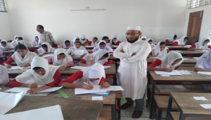 কেন্দুয়ার রওশন ইজদানী একাডেমিতে বার্ষিক ও নির্বাচনী পরীক্ষা শুরু