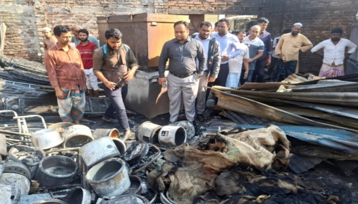 ত্রিশালে গুডাউনে অগ্নিকান্ডে কোটি টাকা ক্ষয়ক্ষতি, ইউএনও'র পরিদর্শন