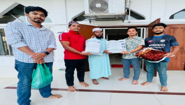 কুবি কেন্দ্রীয় মসজিদে জায়নামাজ-টুপি উপহার দিলেন ছাত্রদল নেতা রিফাত