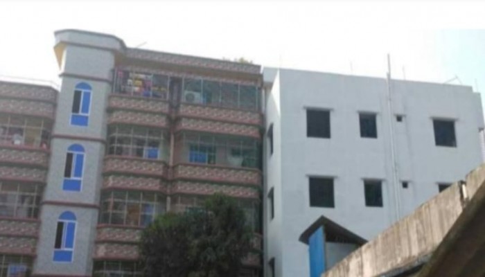 বরিশাল নগরীতে ভূমিকম্পে একটি ভবনের ওপর হেলে পড়েছে আরেকটি ভবন