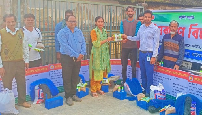 কাউখালীতে ভাসমান বেডে সবজি চাষের উপকরণ বিতরণ