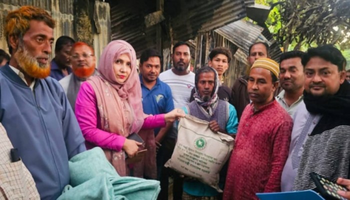 ব্রাহ্মণপাড়ায় অগ্নিকাণ্ডে ক্ষতিগ্রস্ত পরিবারের পাশে