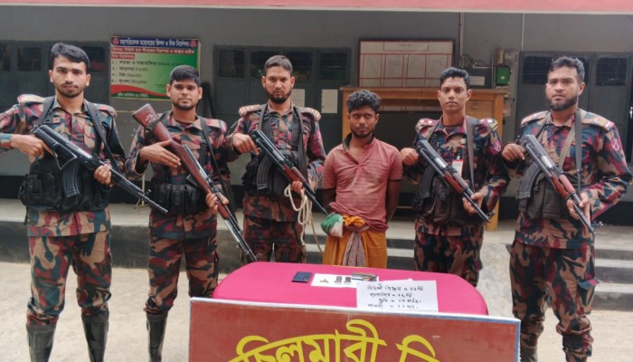 দৌলতপুরে বিদেশি পিস্তলসহ গ্রেফতার-০১