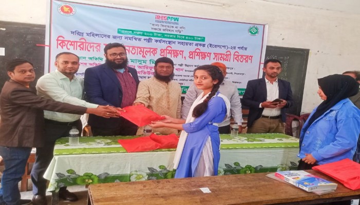 কাউখালীতে কিশোরীদের সচেতনামূলক  প্রশিক্ষণ ও উপহার সামগ্রী বিতরণ