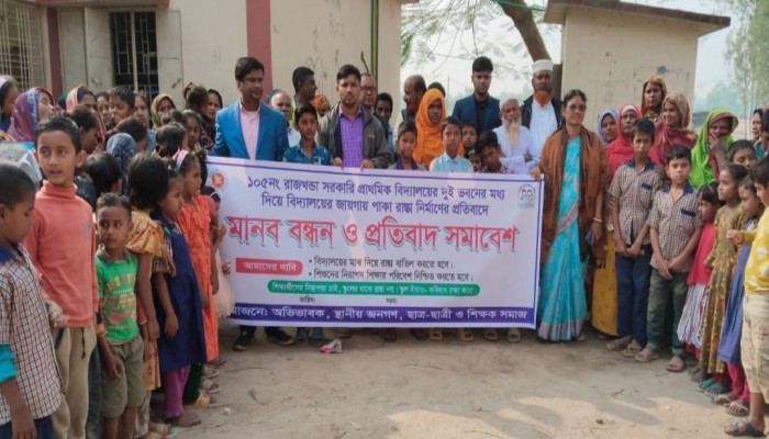 বিদ্যালয়ের মাঝখান দিয়ে সড়ক নির্মানের প্রতিবাদে ফুলবাড়ীতে মানববন্ধন অনুষ্ঠিত