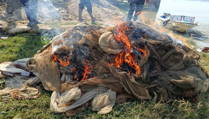 কর্ণফুলি নদীতে নিষিদ্ধ জাল জব্দ