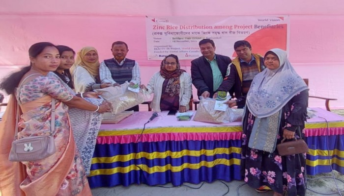রানীশংকৈলে  সুবিধাভোগীদের মাঝে জিংক  সমৃদ্ধ ধান বীজ বিতরণ