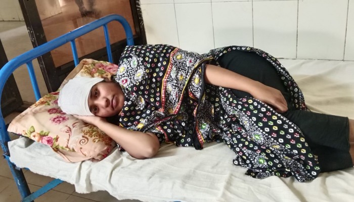 ​বাড়ির উঠান সংস্কারকে কেন্দ্র করে প্রতিবেশীদের হামলা: নারী গুরুতর আহত, হাসপাতালে ভর্তি