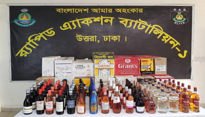 ​বিদেশী মদসহ ০১ জন মাদক ব্যবসায়ী রবিউলকে গ্রেফতার করেছে র‌্যাব।