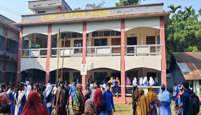 সুন্দরঘোনা মাধ্যমিক বিদ্যালয়ে শিক্ষকতার আড়ালে অনৈতিক কার্যকলাপের অভিযোগ অভিযুক্ত শিক্ষকের অপসারণ দাবিতে শিক্ষার্থী–অভিভাবকদের বিক্ষোভে রাস্তা অবরোধ