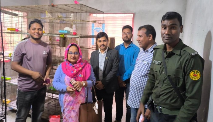 নানা প্রজাতির বাহারি রঙের বিদেশি পাখি শখের বসে পাখি পালন করতে গিয়ে এখন খামারী রাণীশংকৈলের মোশাররফ