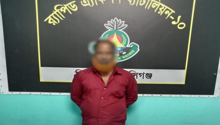 মুন্সীগঞ্জ জেলার শ্রীনগরে ১০০ পিস ইয়াবা ও ৪৫ গ্রাম গাঁজা এবং একটি ইজিবাইকসহ একজন মাদক ব্যবসায়ীকে গ্রেফতার করেছে র‌্যাব-১০।