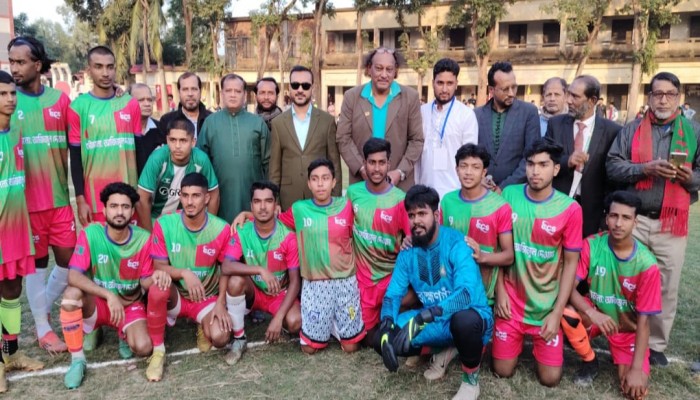 সবুজ গালিচায় তরুণদের লড়াই কালীগঞ্জে আলোর পথ ফুটবল টুর্নামেন্টের যাত্রা শুরু