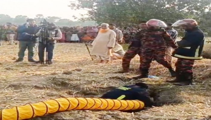 তানোরে গভীর নলকুপের পাইপ স্থাপনের ৩৩ ফিট গর্তে পড়ে গেছে ২ বছরের শিশু