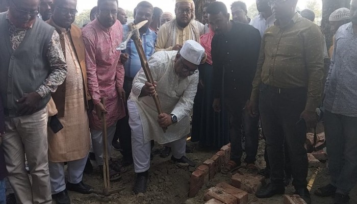 ​হালুয়াঘাট উপজেলায় সরকারি প্রকল্প রাস্তার ‘উদ্বোধন’ করছেন বিএনপির এমপি প্রার্থী এমরান সালেহ্ প্রিন্স