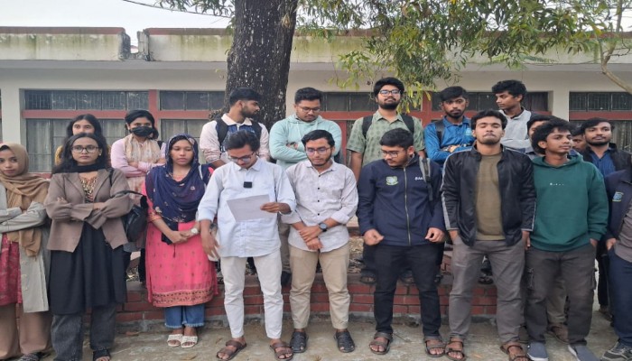আগামী সপ্তাহের মধ্যেই কম্বাইন্ড ডিগ্রির কোর্স কারিকুলাম প্রণয়নের দাবি বাকৃবি শিক্ষার্থীদের