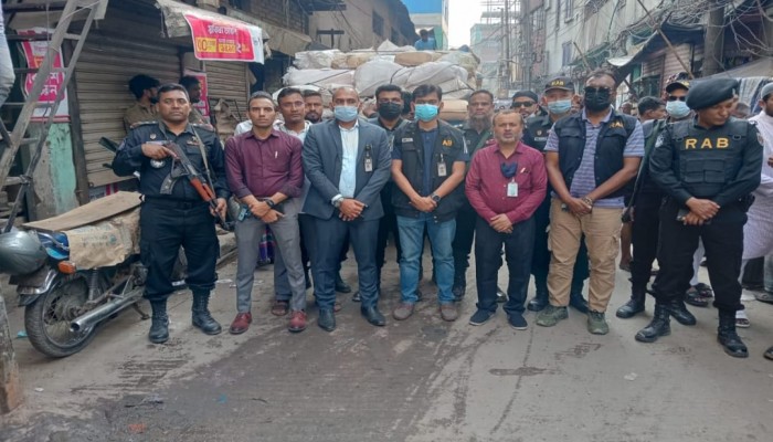রাজধানীর চকবাজারে র‌্যাবের ভ্রাম্যমান আদালত কর্তৃক ৩ লক্ষ টাকা জরিমানা এবং ০৩ জনের কারাদন্ড ও বিপুল পরিমাণ নিষিদ্ধ পলিথিন জব্দসহ সীলগালা।*